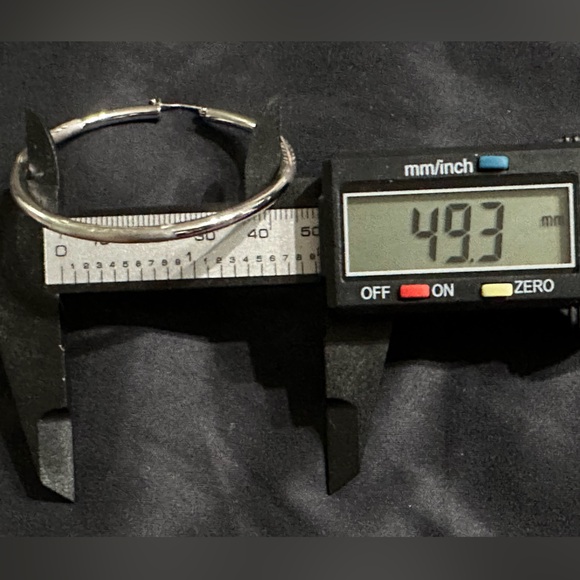 14K WG diamond etched hoops
Inner diameter 49.3mm or 2”
SOLID white gold - Picture 7 of 9